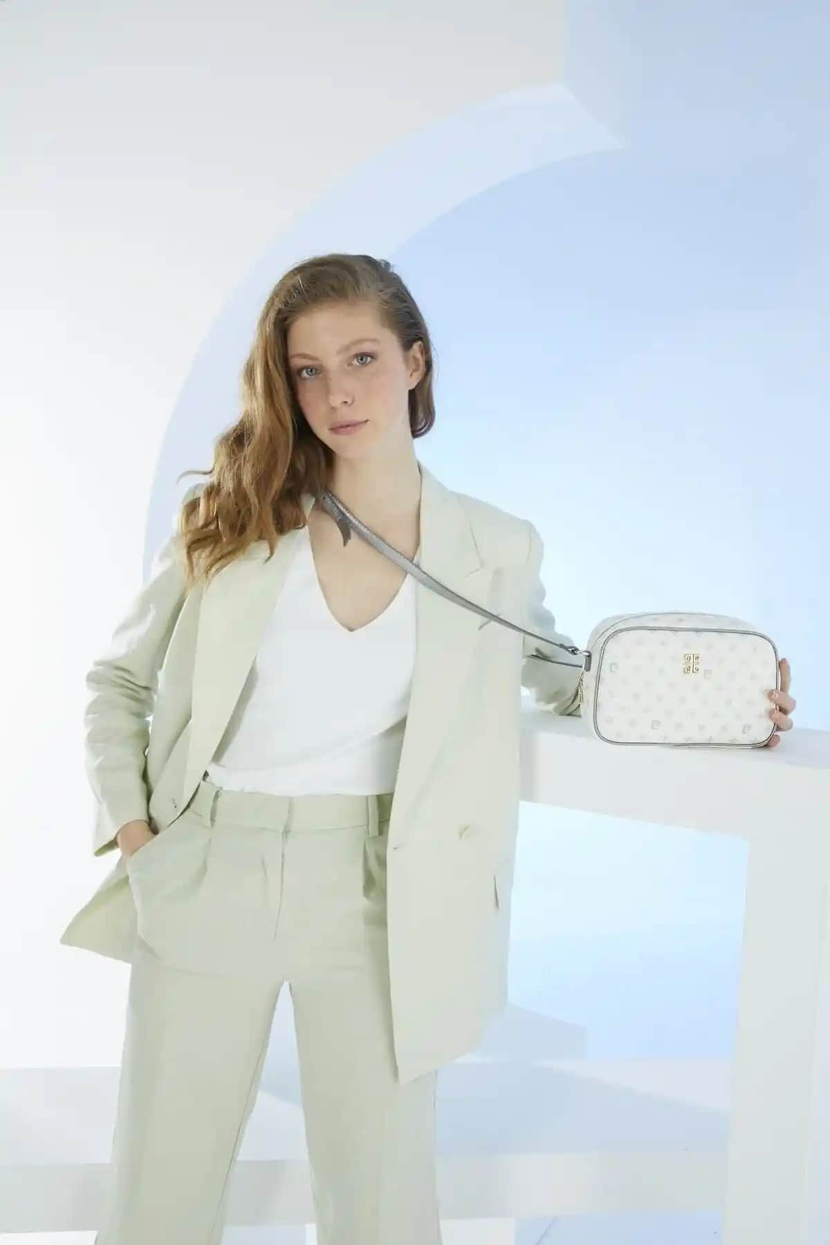 Pierre Cardin Beyaz Monogram Kadın Çantası ve Omuz Çantası Karşılaştırması