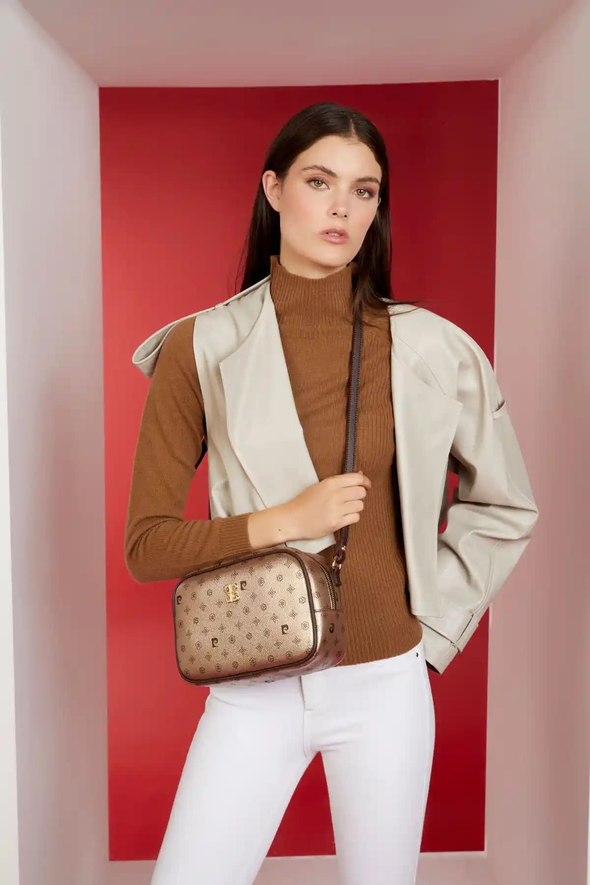 Pierre Cardin Kadın Omuz Çantaları Karşılaştırması: Tasarım ve Özellikler Analizi