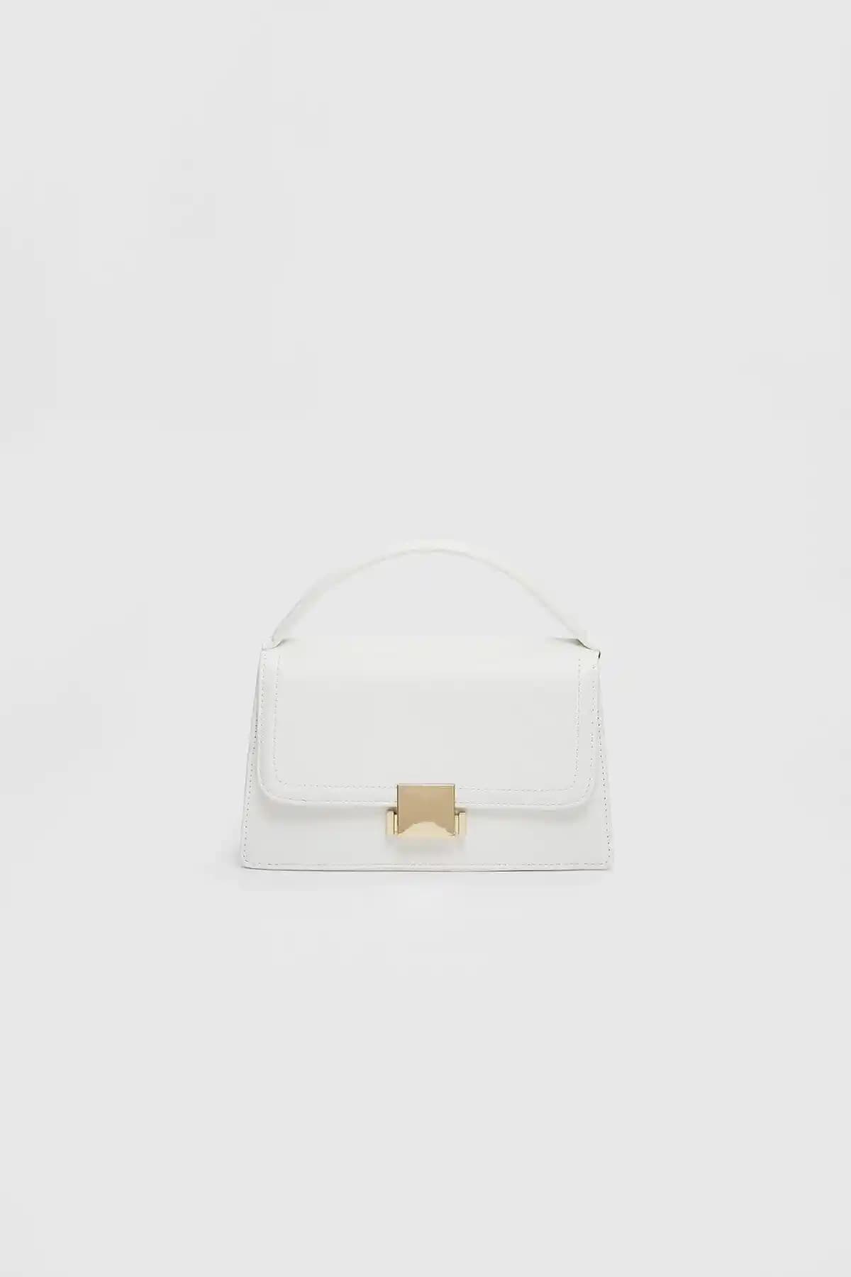 Stradivarius Çift Tutma Saplı ve Kapamalı Çapraz Askılı Çanta Karşılaştırması