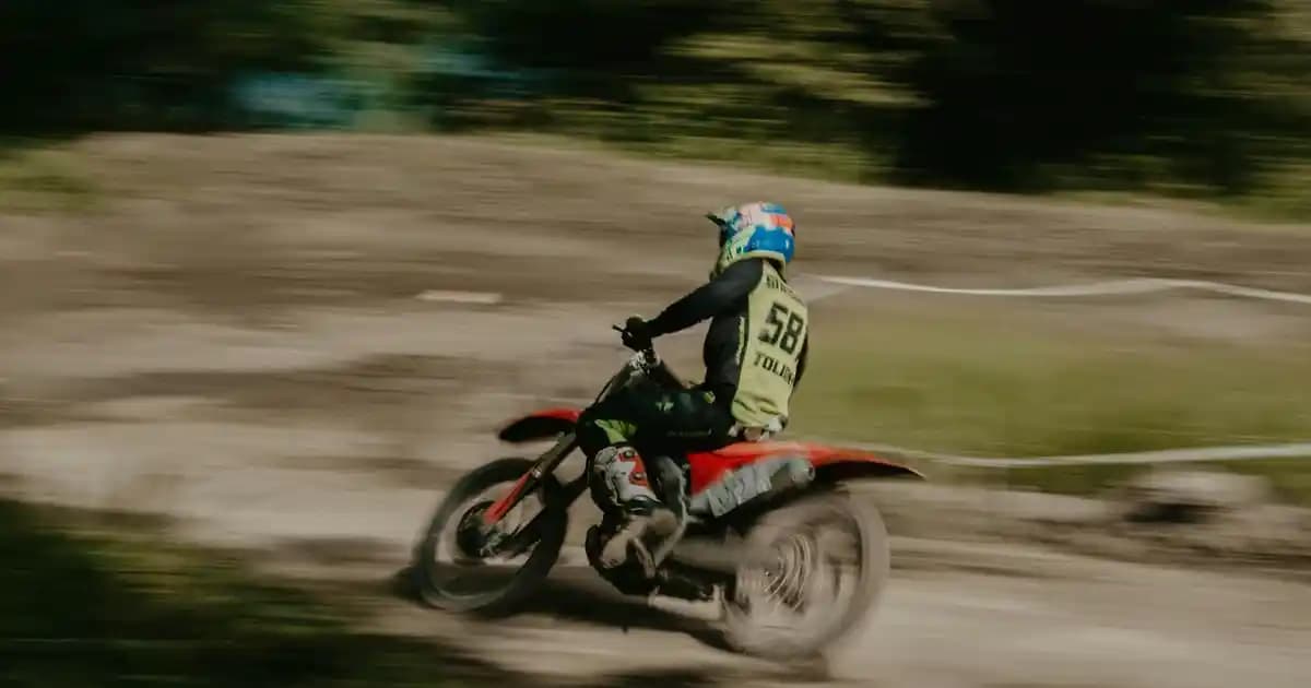 adidas Ozelia Erkek Spor Ayakkabıları: Retro ve Modern Tasarım ile Konfor Bir Arada