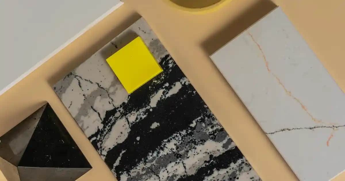 Beyaz Erkek T-shirtleri ile Şık ve Uyumlu Çanta Ayakkabı Kombinasyonları