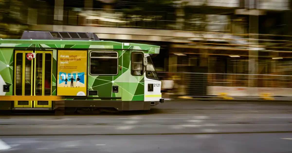 Beyaz Gömlek ile Çanta ve Ayakkabı Kombinasyonları İçin Stil İpuçları