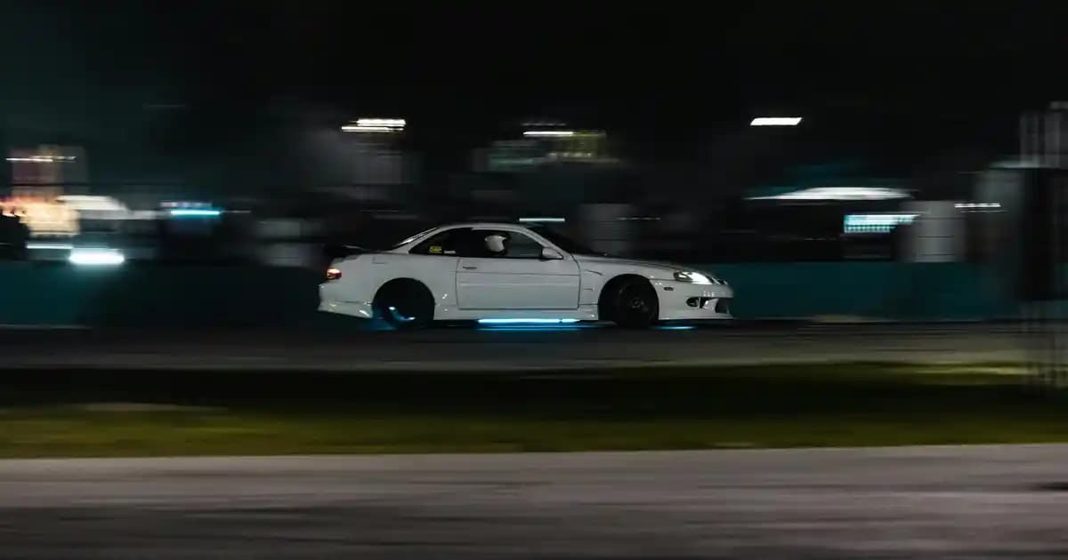 Beyaz Penye Tişört ile Şık ve Konforlu Kombinasyonlar Yapmanın Yolları