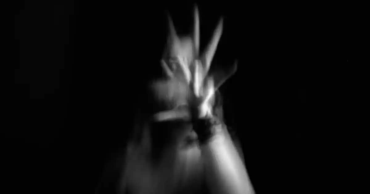 Beyaz Sweatshirt ile Çanta ve Ayakkabı Kombinasyonlarında Stil ve Şıklık Rehberi