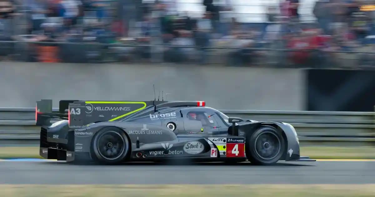 Erkek Kalın Boğazlı Kazak ve Ayakkabı Seçiminde Şıklık ve Konforun Uyumlu Kombinasyonları