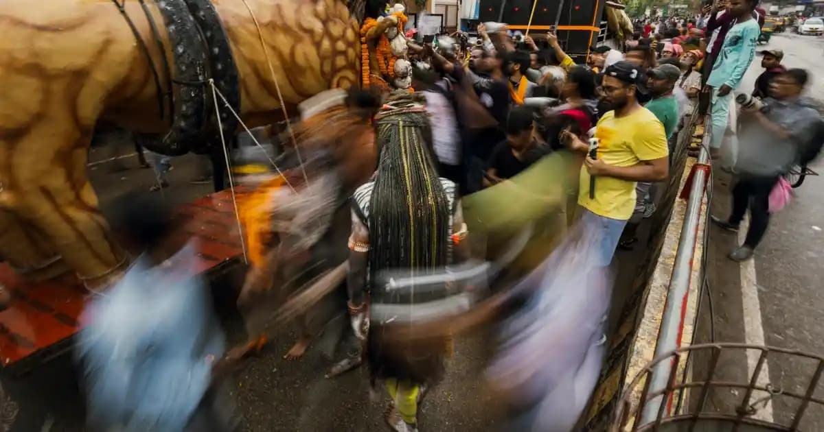 Erkek Tişörtleri ve Moda Dünyasında Çanta ile Ayakkabı Uyumunun Önemi ve Trendler