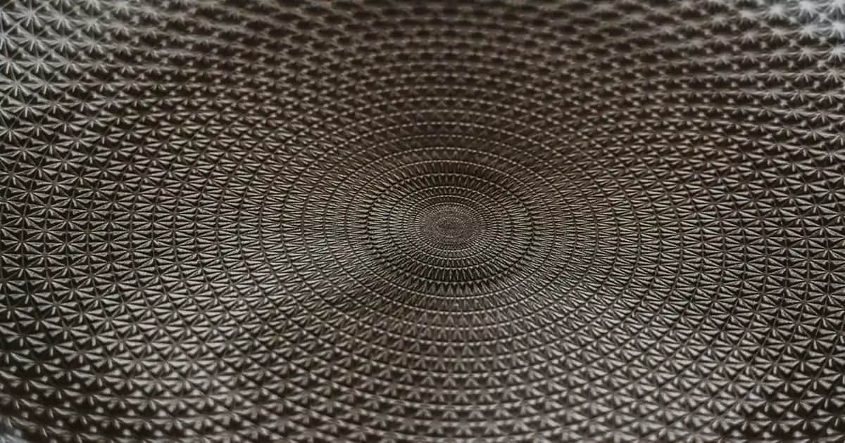 Erkek Tişörtü ve Uyumlu Çanta ile Ayakkabı Seçenekleriyle Stil Yaratma Rehberi