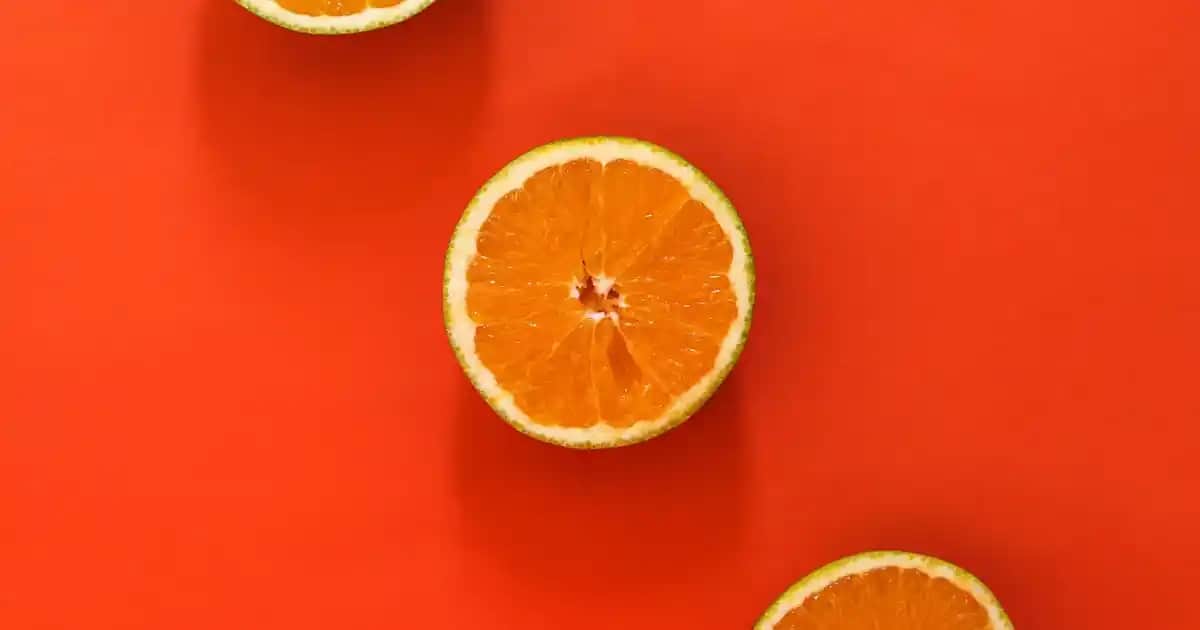 Erkekler İçin Beyaz Gömlek ve Krem Pantolon Kombini: Şıklık ve Rahatlığın Anahtarı