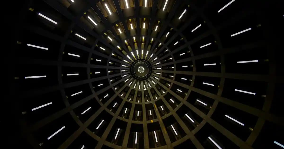 Erkekler İçin Beyaz Gömlek ve Pantolon Kombinleri: Stil ve Şıklık Rehberi