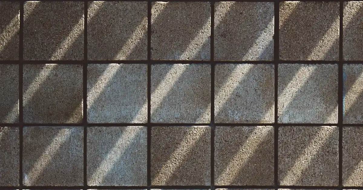 Erkekler İçin Bordo Tişört Kombinleri: Şıklık ve Rahatlığın Uyumlu Yolu