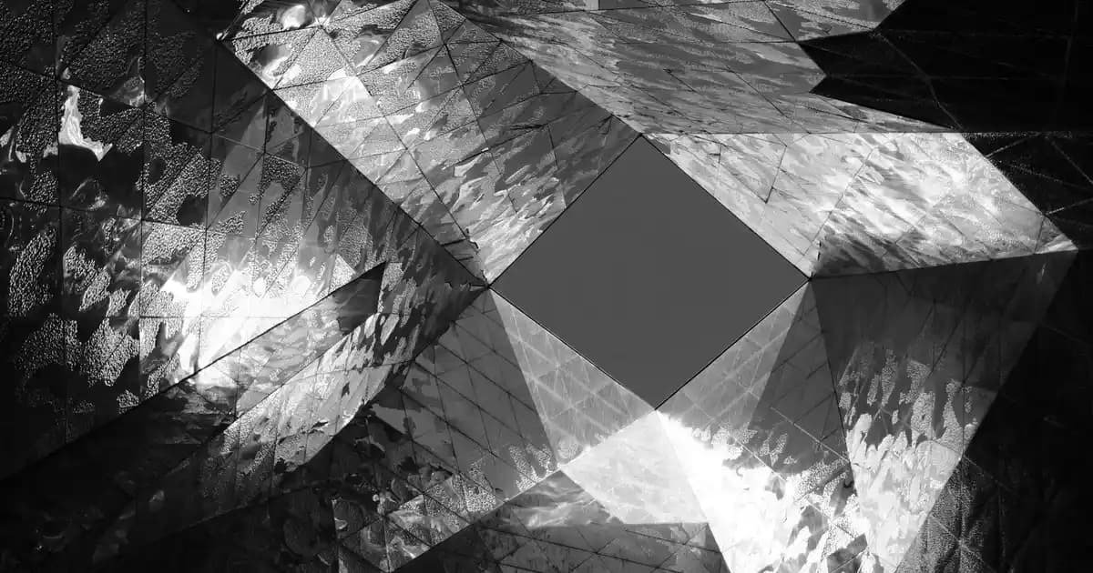 Hummel Kadın Beyaz Spor Ayakkabıları: Şıklık ve Konforun Mükemmel Buluşması