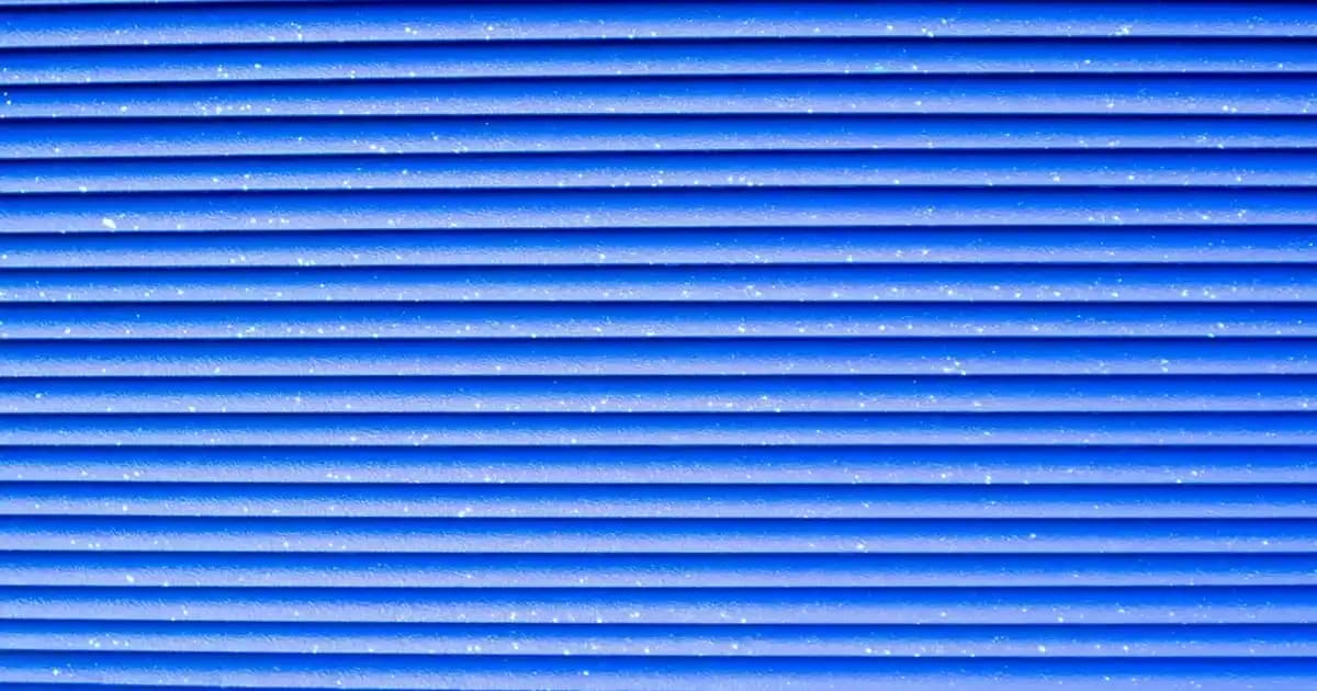 Kadınlar İçin Koyu Mor Tişört Kombinasyonları ve Stil Rehberi