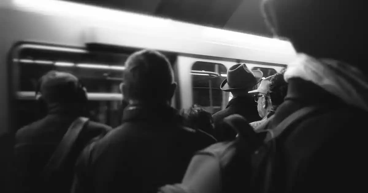 Kalın Tabanlı Erkek Spor Ayakkabıları: Konfor ve Şıklığın Modern Buluşması