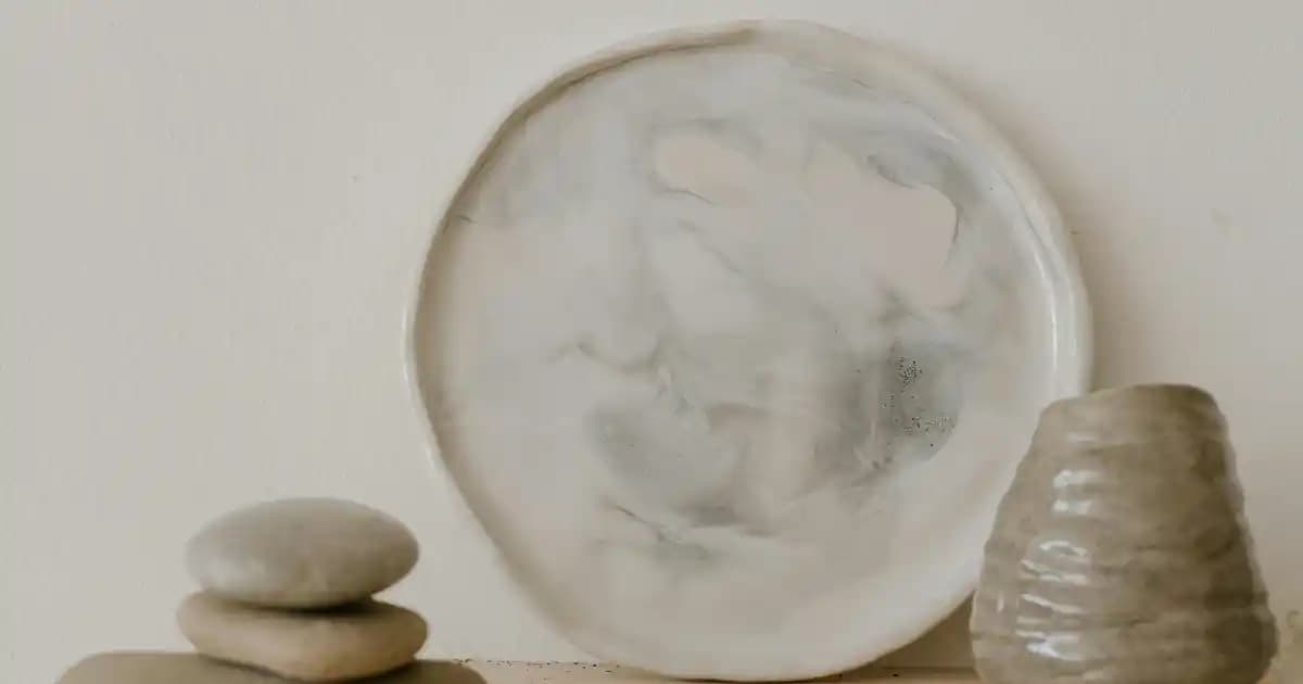 Kapşonsuz Beyaz Sweatshirtlerin Moda ve Konfor Açısından Önemi ve Kombinasyon İpuçları