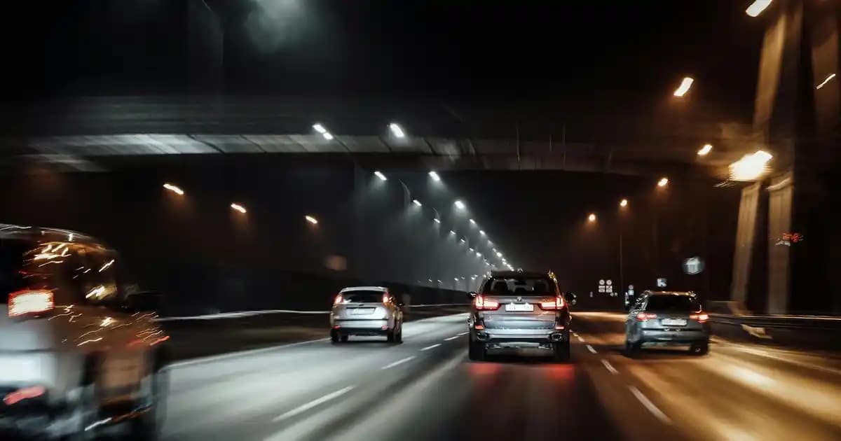 Kiremit Rengi Erkek Tişörtleri: Tarz ve Konforun Uyumlu Birleşimi