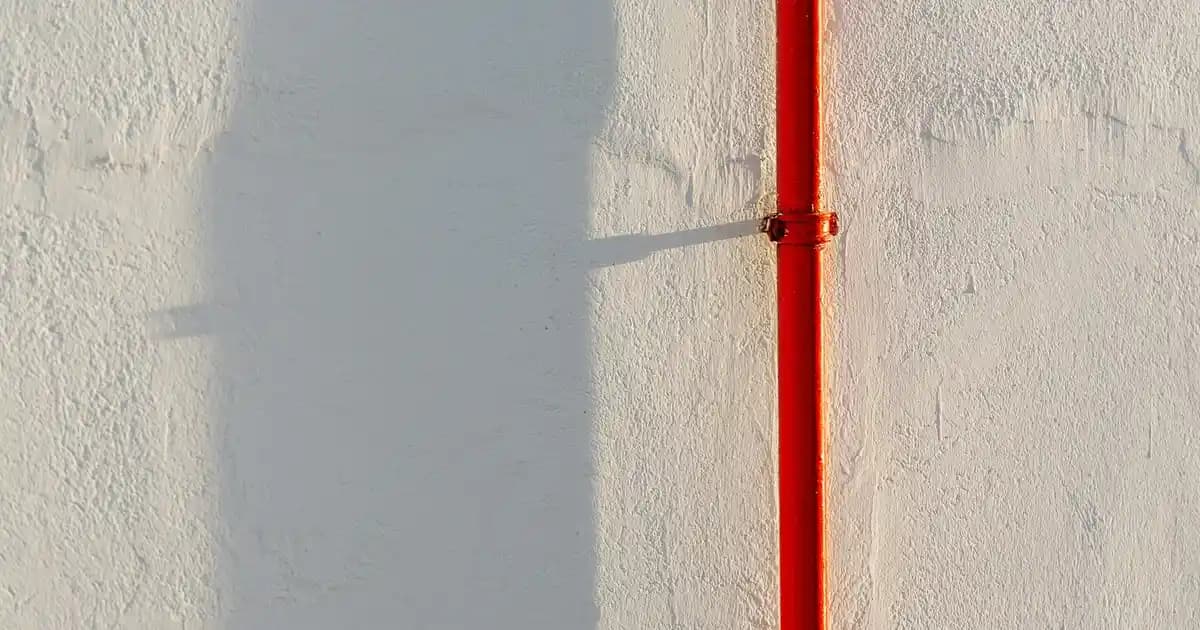 Kış Modasında Siyah Gömlek ve Uyumlu Çanta Ayakkabı Kombinasyonları