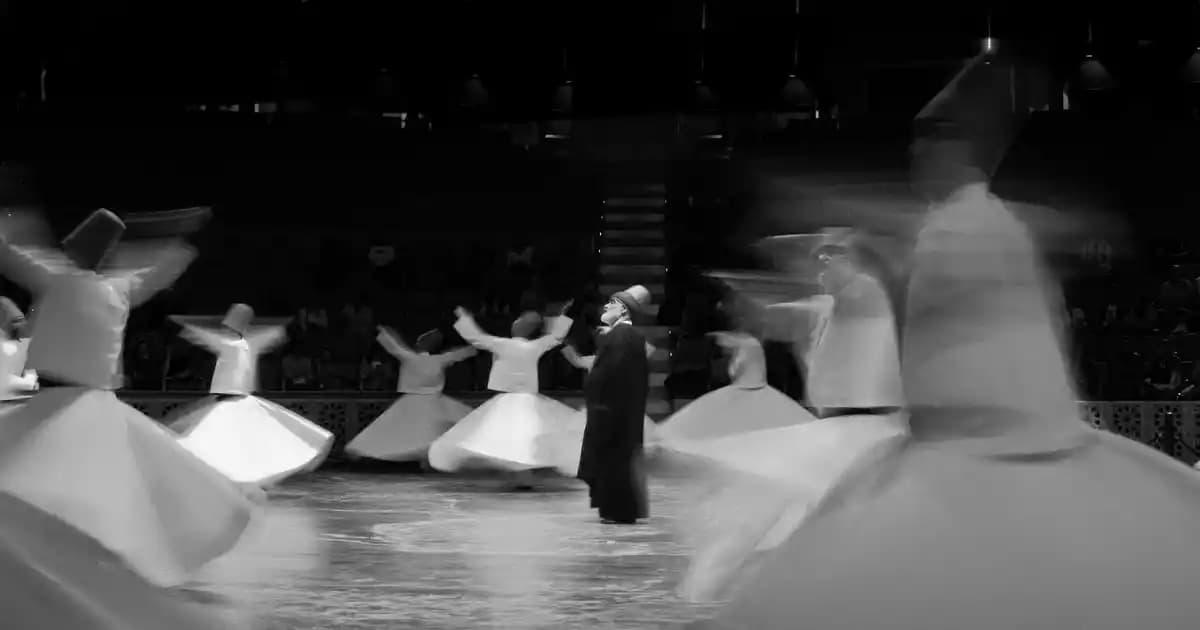 Lacivert Erkek Gömlekleri: Stil ve Kombinasyon İpuçlarıyla Zarif Görünüm