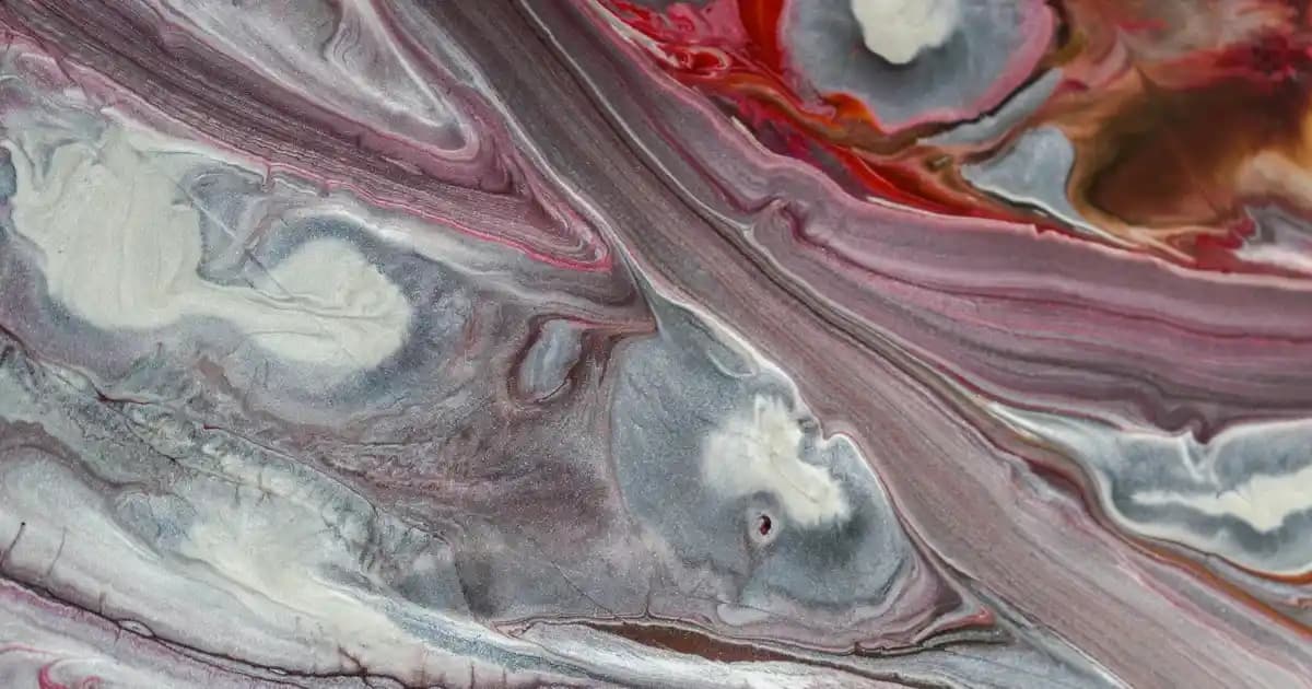 Lacivert Kadın Sweatshirt ile Çanta ve Ayakkabı Kombinasyonları Rehberi