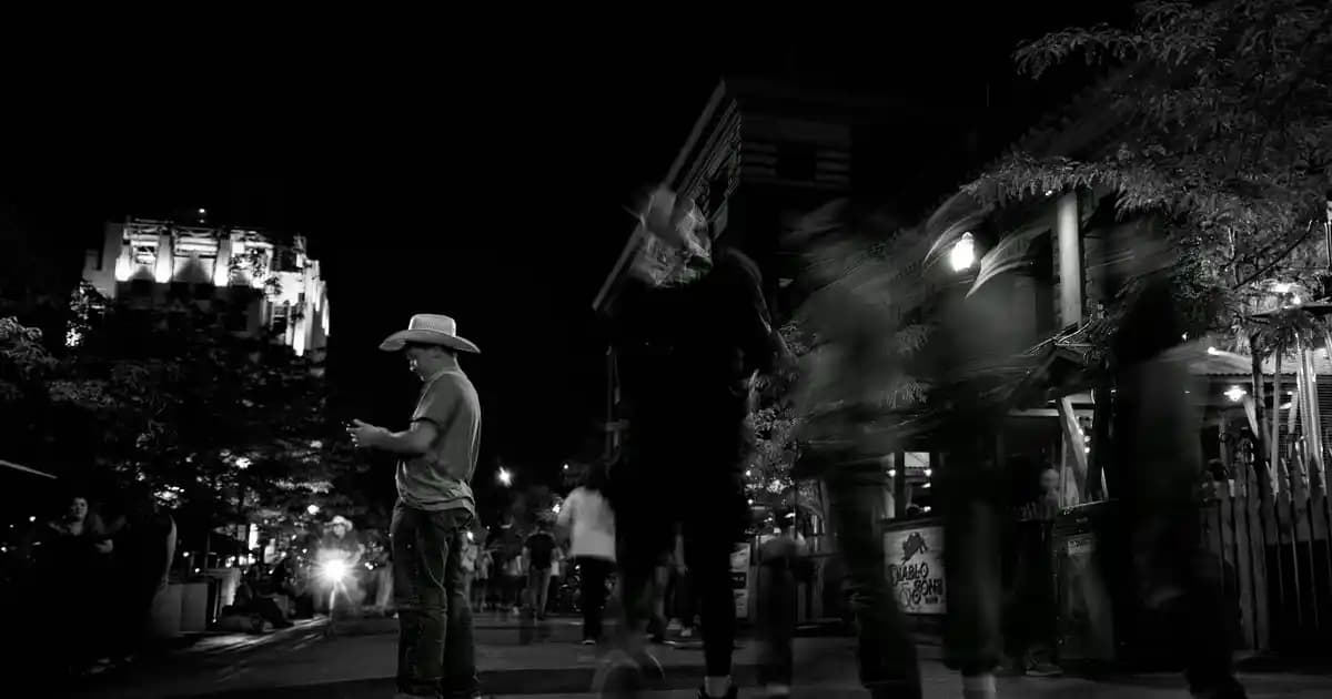 Mavi Erkek Tişörtleri: Moda Trendleri ve Kombinasyon İpuçlarıyla Şıklık