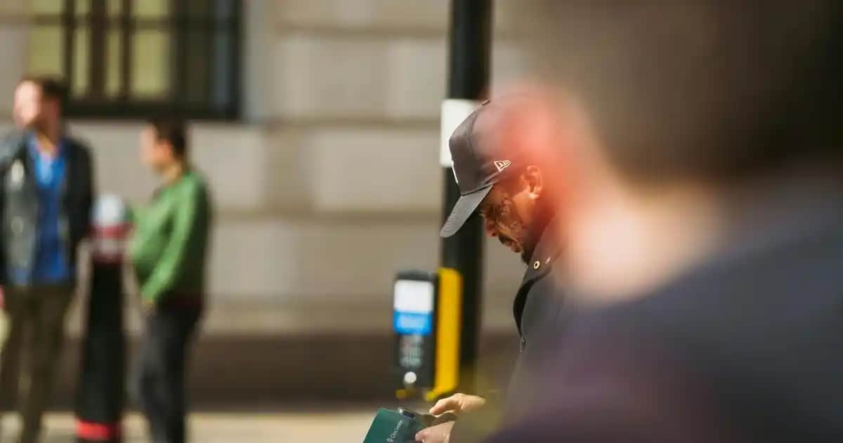 Mor Renk ve Uyumlu Renklerle Çanta ve Ayakkabı Kombinasyonu Rehberi