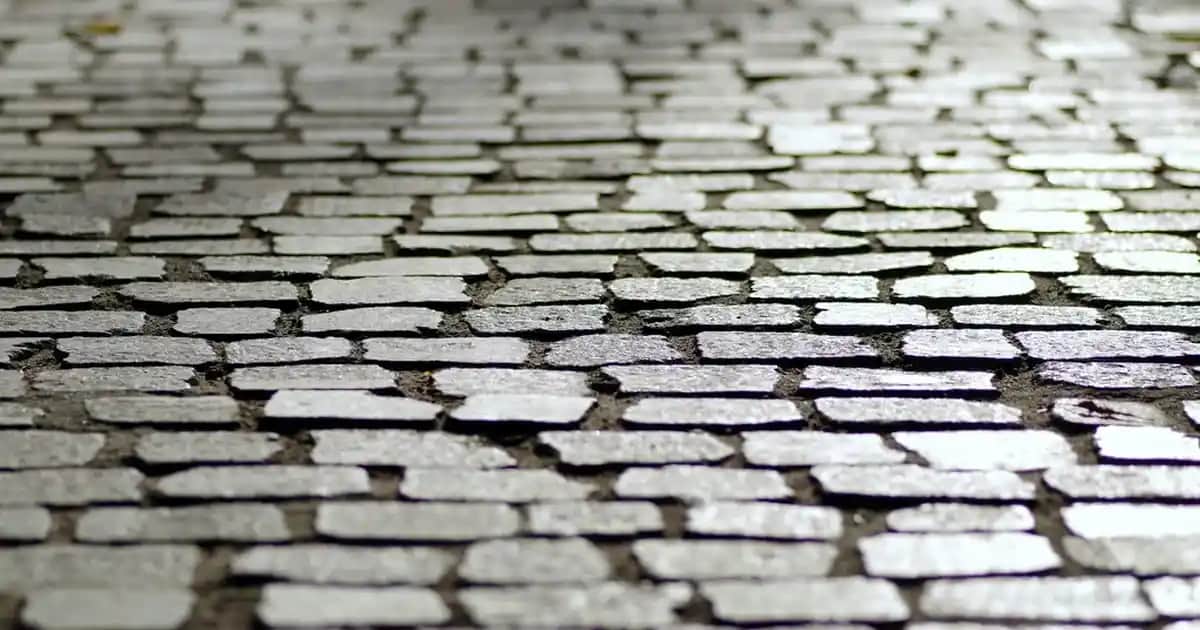 Old Money Erkek Giyiminde Çanta ve Ayakkabının Önemi ve Seçim İpuçları