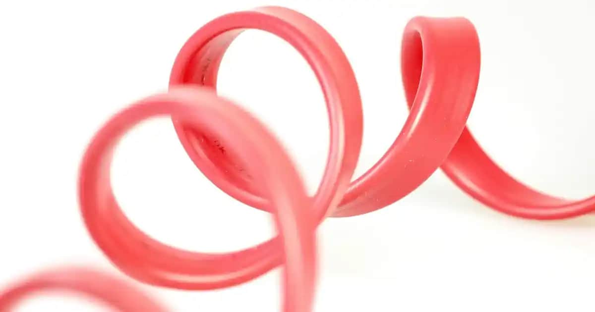 Siyah Beyaz Mont ile Uyum Sağlayan Çanta ve Ayakkabı Seçenekleri ve Stil İpuçları