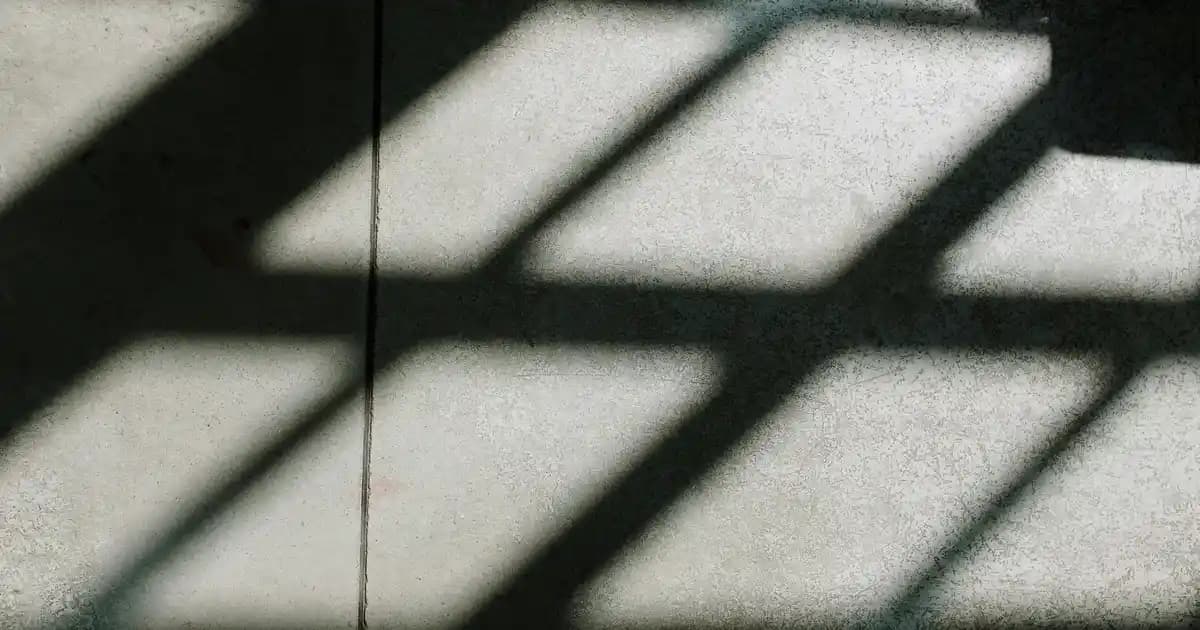 Yazlık Erkek Ayakkabı ve Çanta Seçiminde Stil ve Fonksiyonellik Rehberi