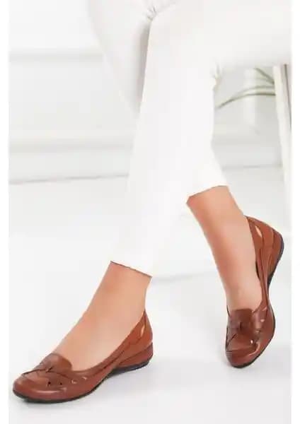 Dilimler Ayakkabı Modeli Kadınlar İçin Günlük Şıklık ve Konfor Sunan Taba Renkli Tasarım