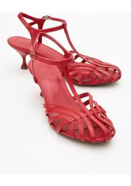 Kadın Ayakkabıları Karşılaştırması: Luvi Felip ve Nişantaşı Shoes Tania Modelleri