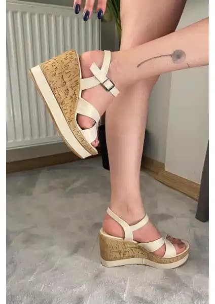 Kadınlar İçin Preshley Demora Bej Cilt Çapraz Bant Dolgu Taban Ayakkabı Özellikleri ve Tasarımı