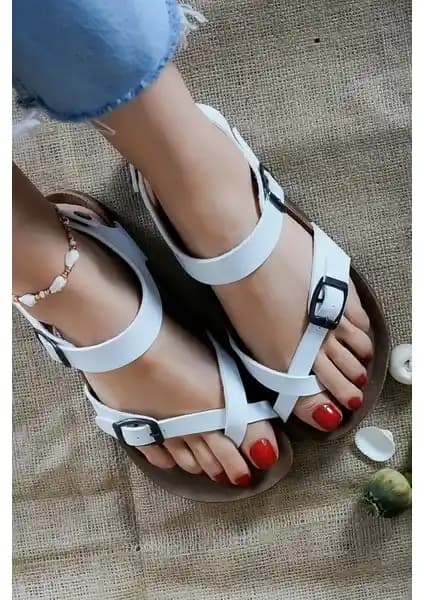 Mcdark Kadın Siyah Tokalı Parmak Arası Sandalet: Şıklık ve Konforun Buluşması