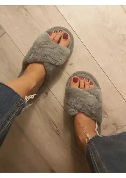 Kadın Ev Terliği Karşılaştırması: Fluffy Tüylü ve ModaFrato Modelleri Analizi