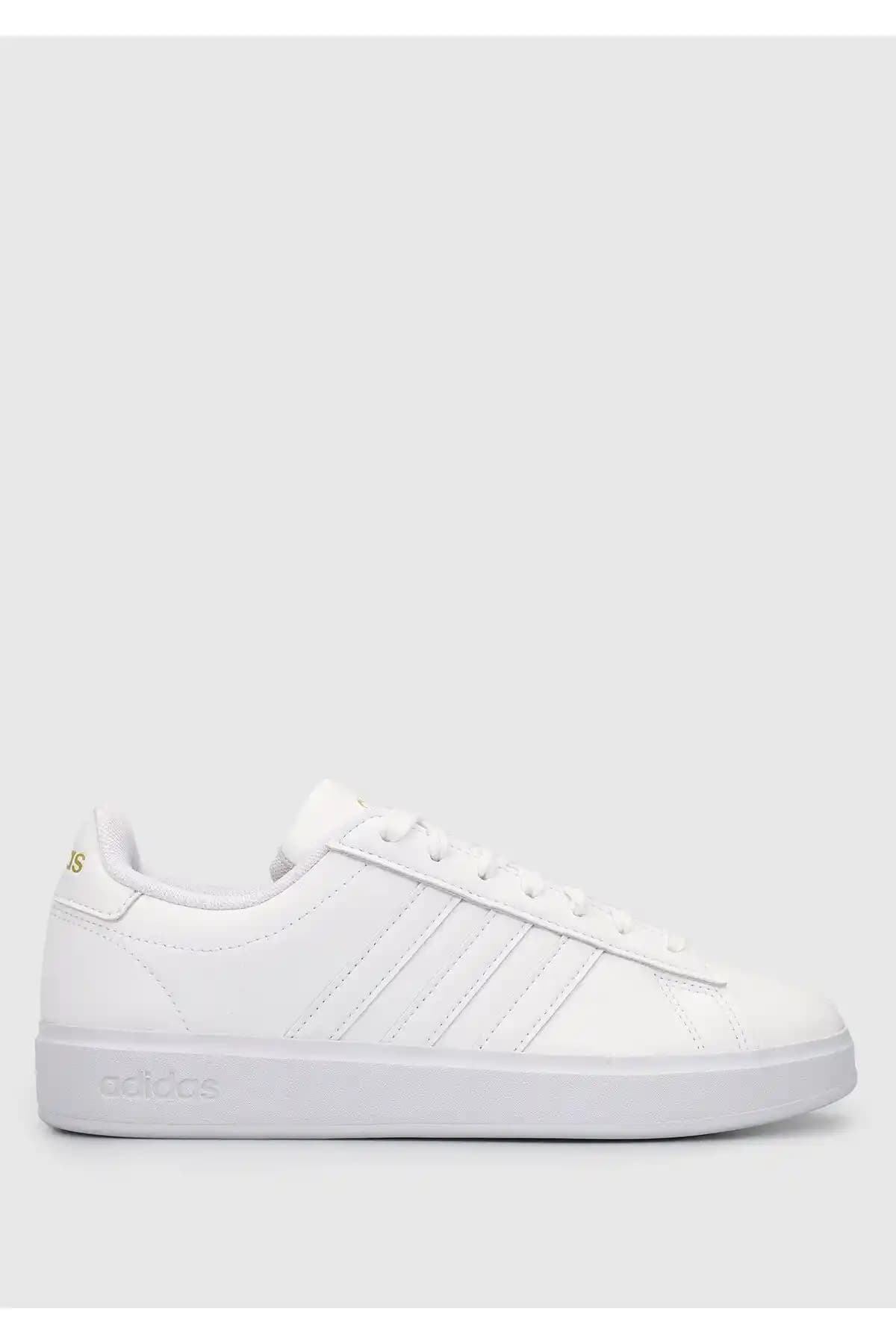 Adidas Grand Court Cloudfoam Kadın Spor Ayakkabısı: Konfor ve Şıklığın Modern Buluşması