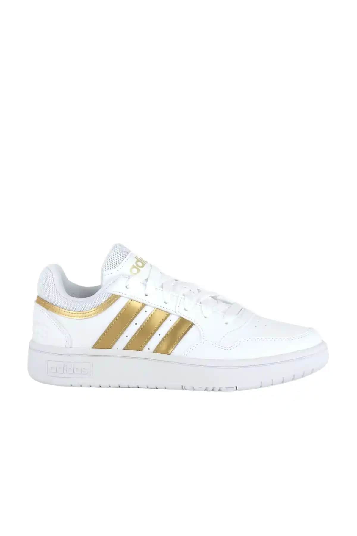 adidas Hoops 3.0 Kadın Beyaz Spor Ayakkabı: Şıklık ve Konfor Sunan Modern Tasarım