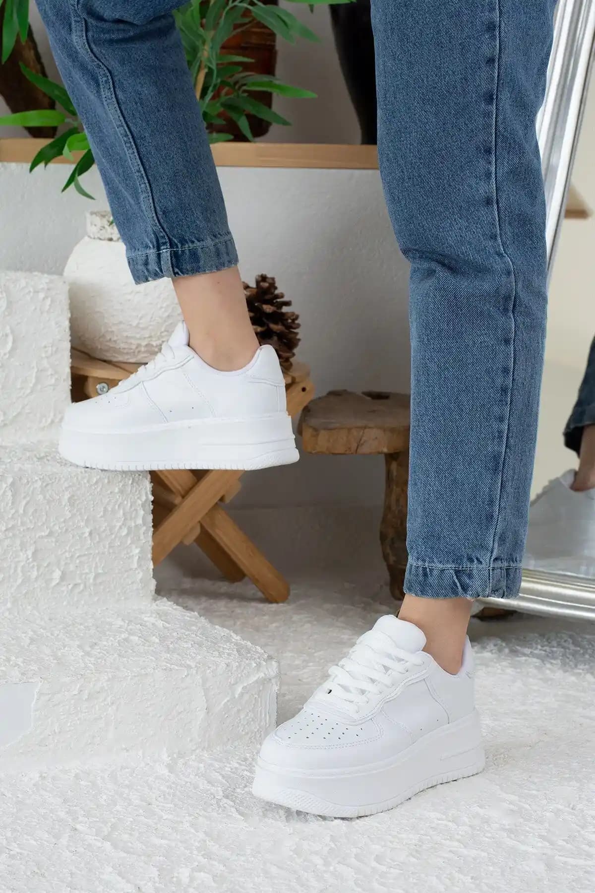 Allyup Kadın Beyaz Günlük Sneaker: Şıklık ve Konforu Bir Arada Sunan Modern Tasarım