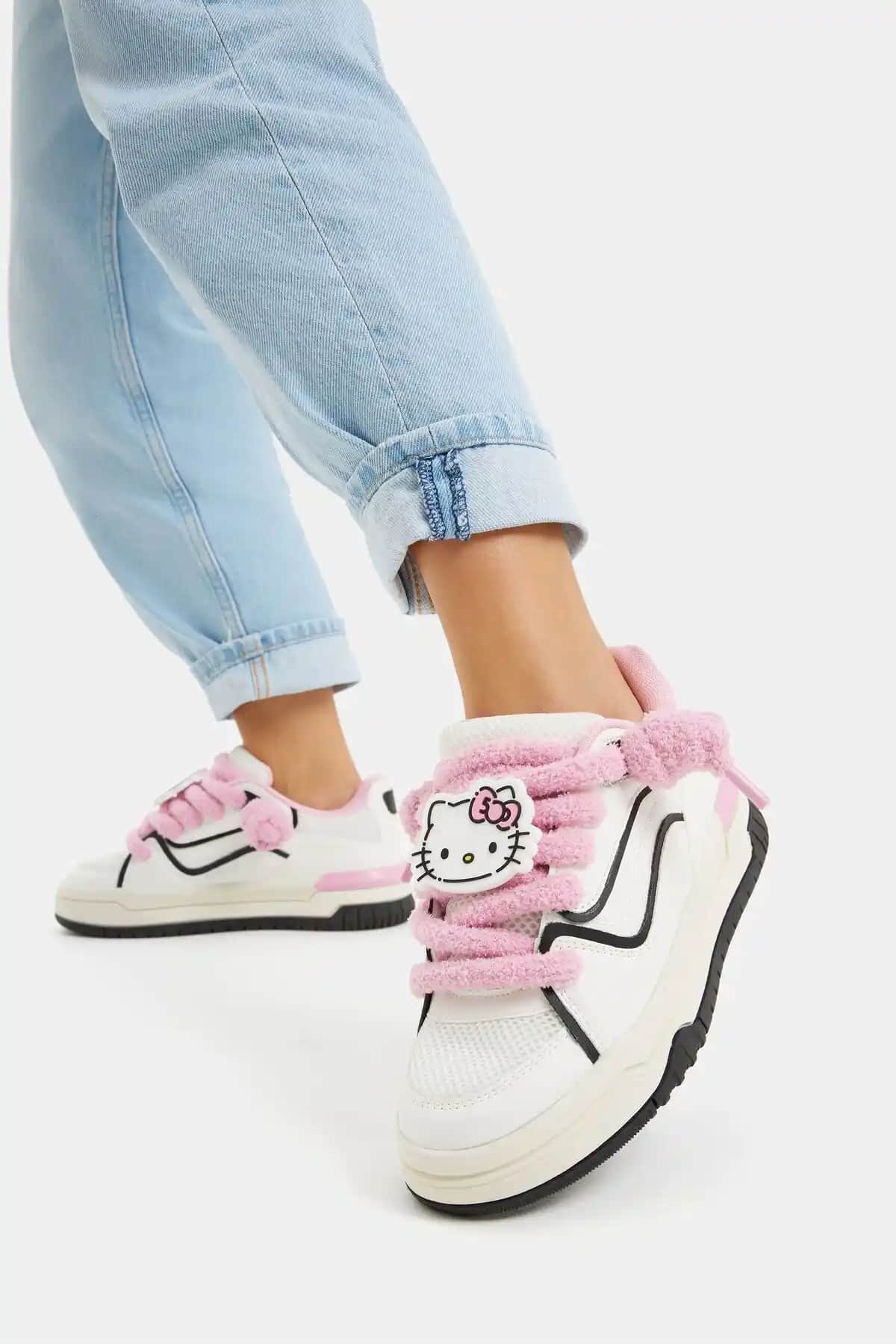 Bershka Hello Kitty Mania Skater Spor Ayakkabısı Çocuk ve Gençler İçin Renkli ve Konforlu Tasarım