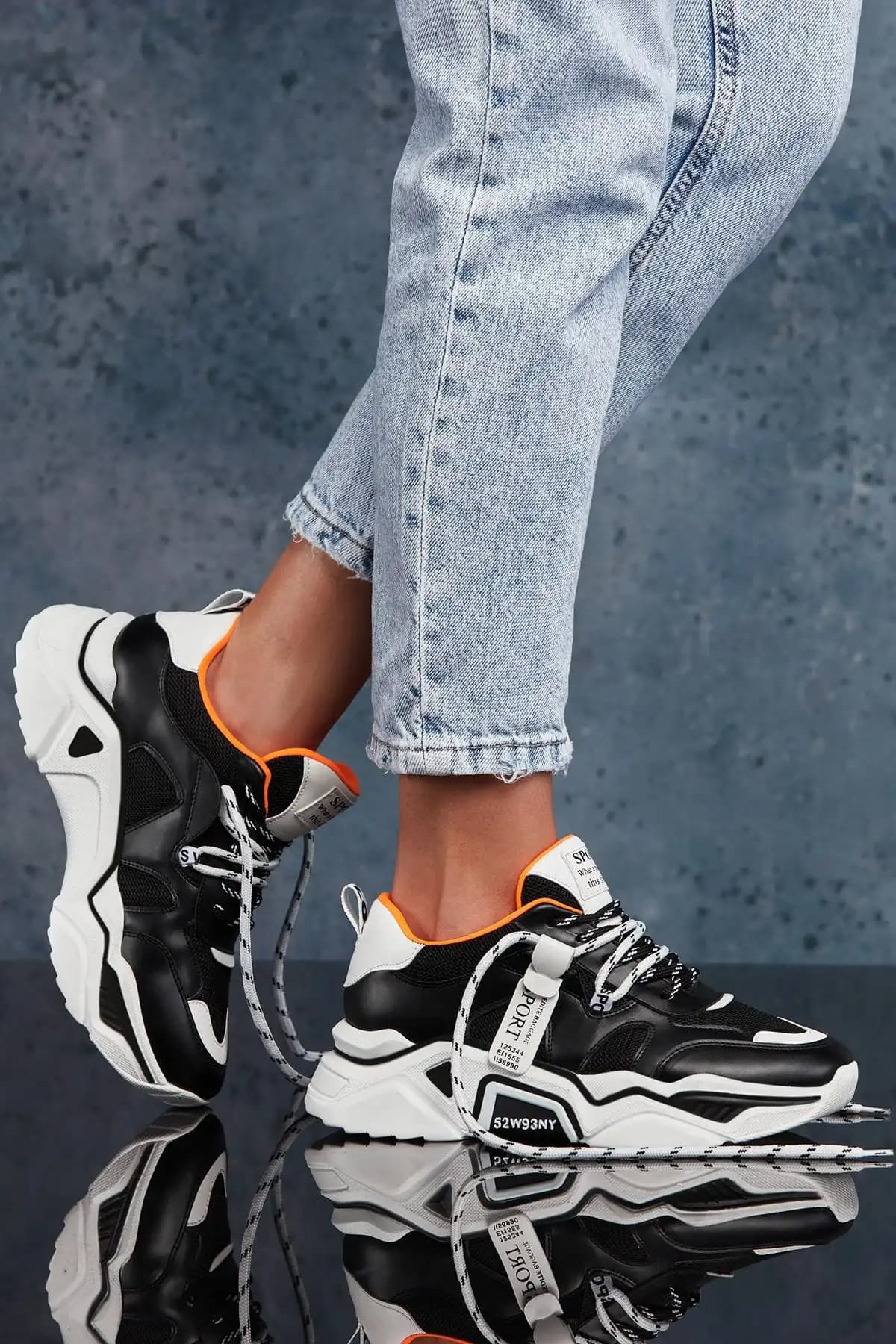 Dark Seer Beyaz Siyah Kadın Sneaker Günlük Şıklık ve Konfor Sunan Modern Tasarım