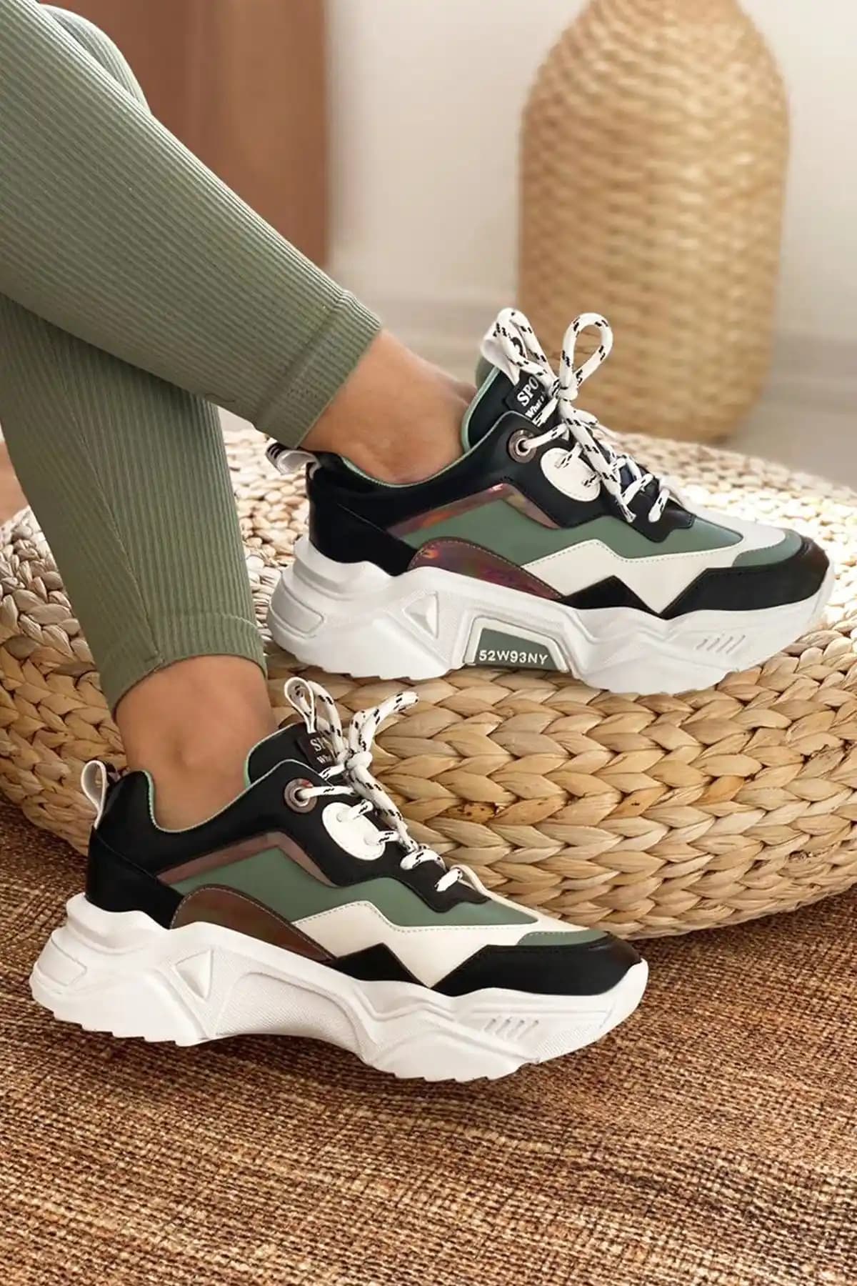 Dark Seer Kadın Siyah Beyaz Sneaker: Şıklık ve Konforu Bir Arada Sunan Günlük Ayakkabı