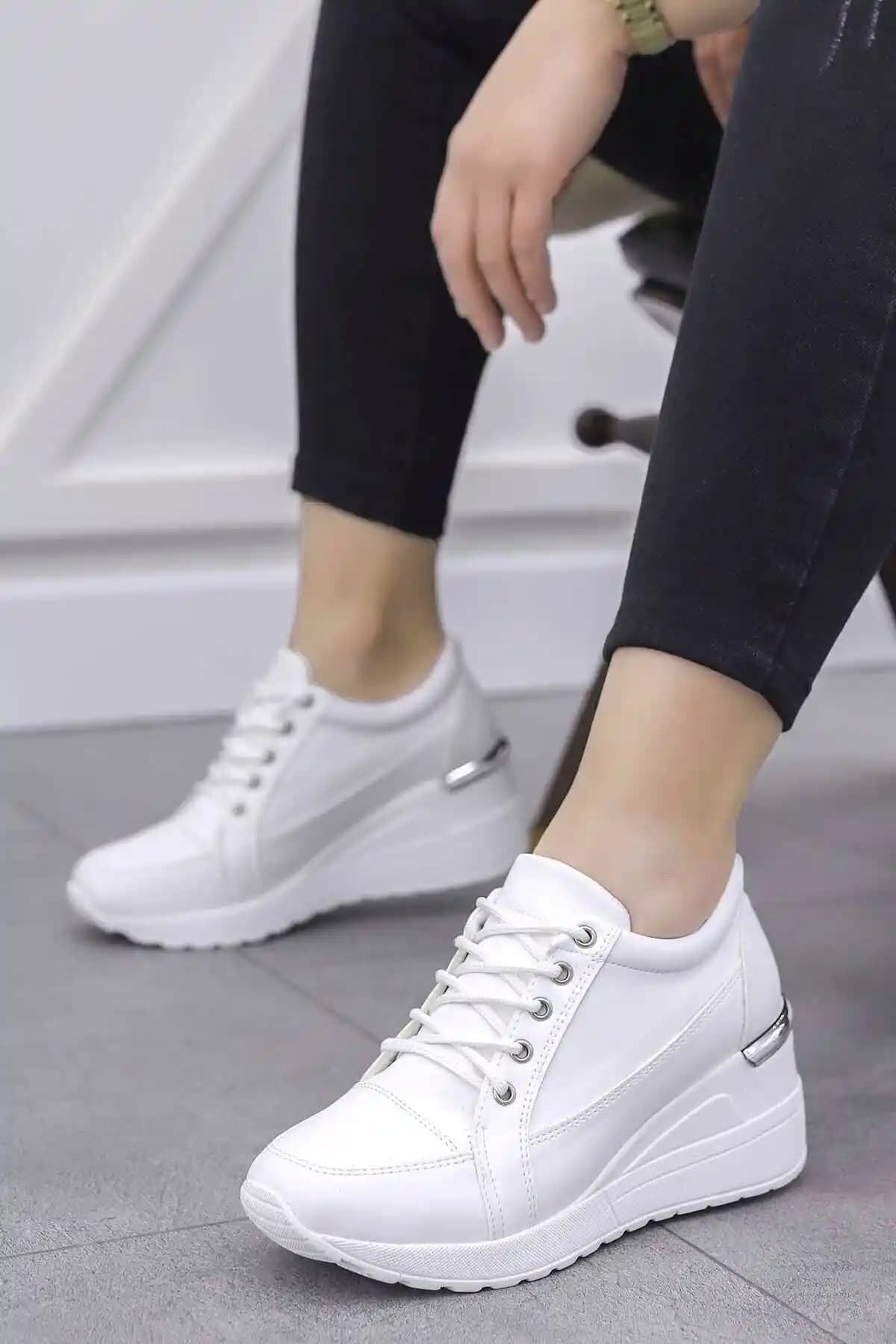 Hira Dolgu Taban Spor Ayakkabı: Şıklık ve Konforu Bir Arada Sunan Günlük Ayakkabı