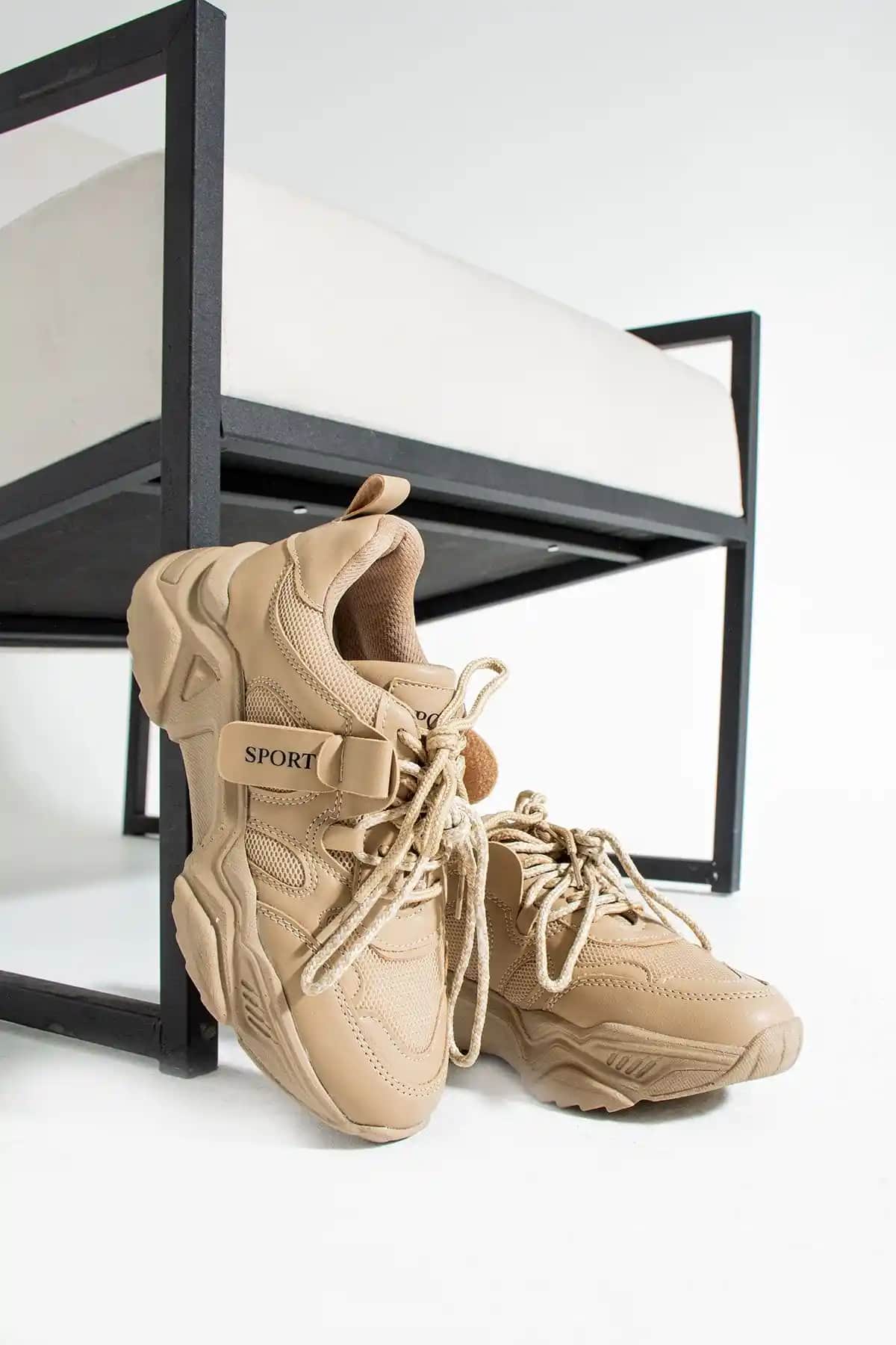 İnan Ayakkabı Kadın Bej Bağcıklı Sneaker: Şıklık ve Konforun Modern Buluşması