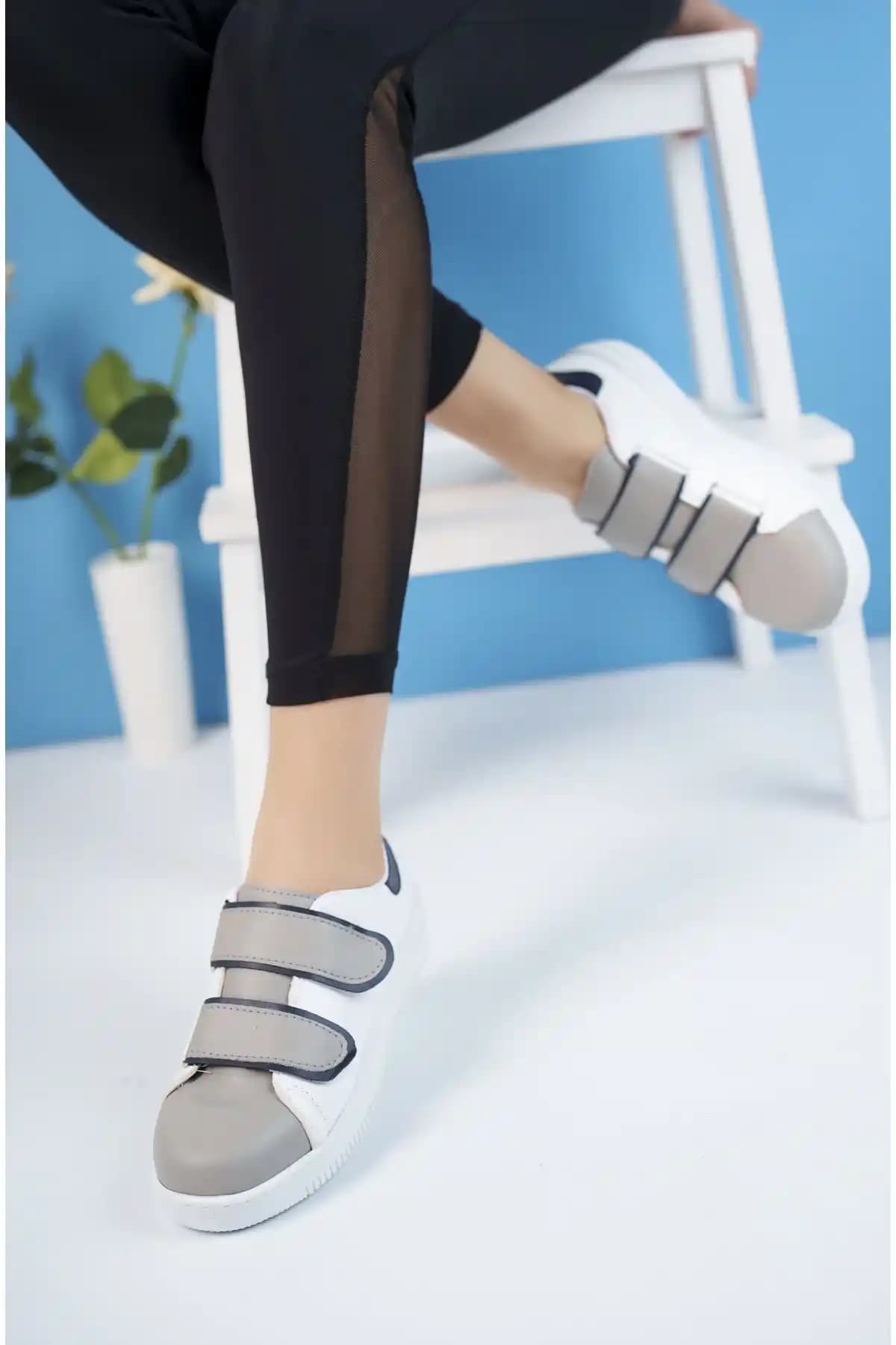 Kadın Bantlı Sneaker Ayakkabı: Günlük Şıklık ve Konfor Sunan Modern Tasarım