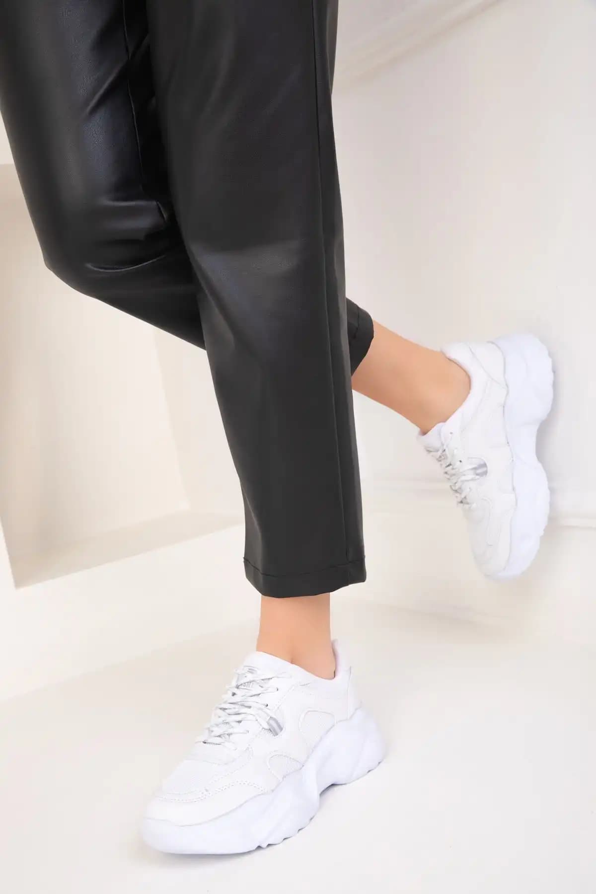 Kadın Beyaz Sneaker 18240: Şıklık ve Konforu Bir Arada Sunan Günlük Ayakkabı