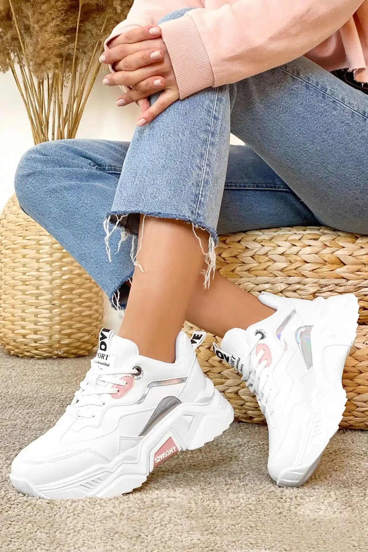 Kadın Beyaz Sneaker: Şıklık ve Konforun Mükemmel Buluşması