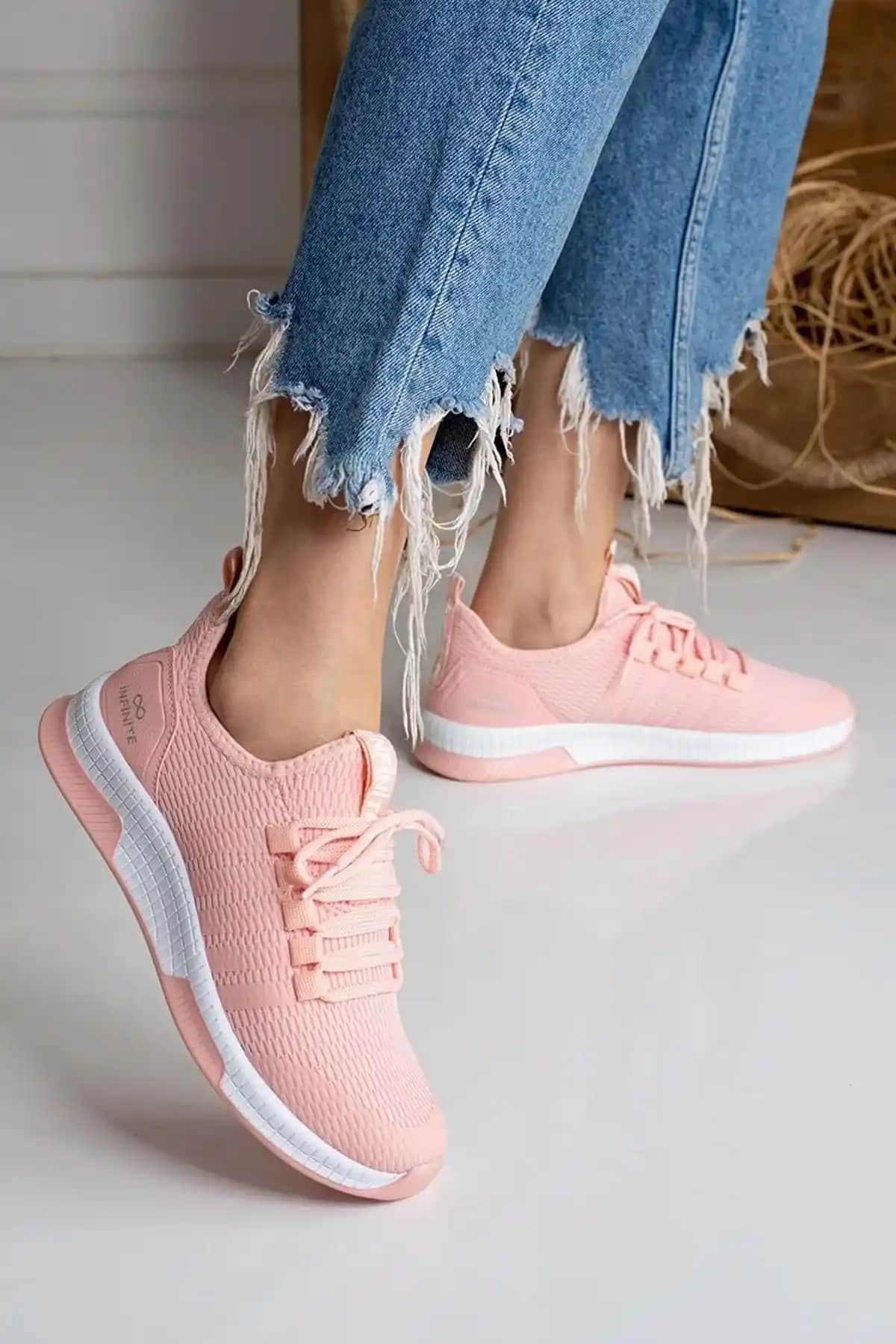 Kadın Pudra Pembe Sneaker: Şıklık ve Konfor Bir Arada Sunan Modern Tasarım