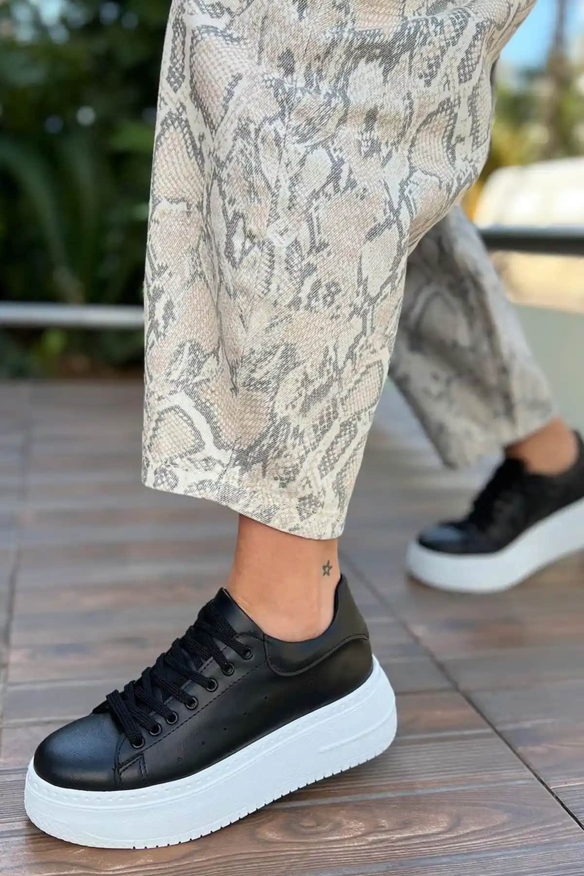 Kadın Siyah Beyaz Yüksek Taban Sneakers: Şıklık ve Konforun Birleşimi