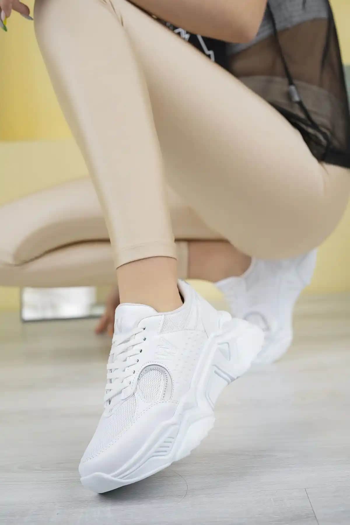 Kadınlar İçin Modern ve Konforlu Yüksek Taban Spor Ayakkabı Seçenekleri