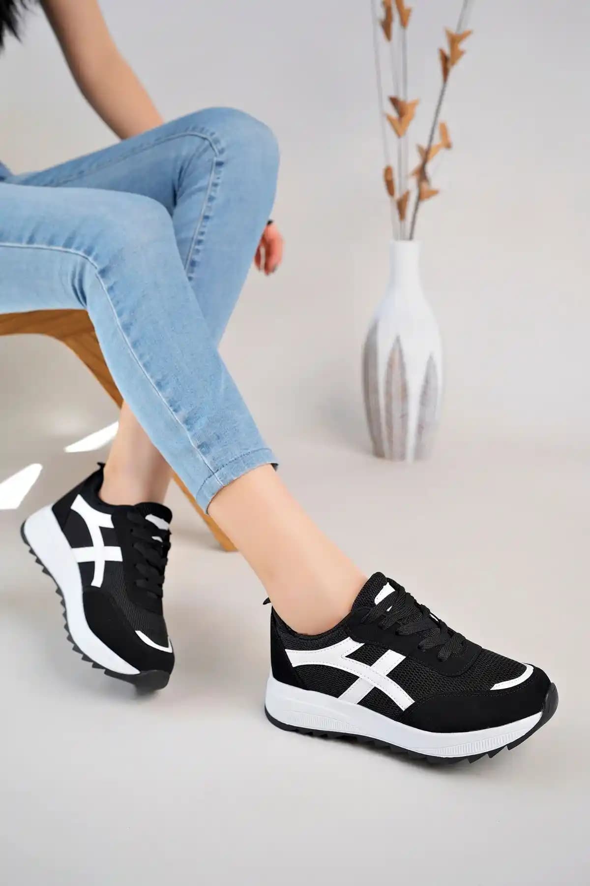 McDark Kadın Siyah Beyaz Sneakers Günlük Kullanım ve Şıklık İçin Uygun