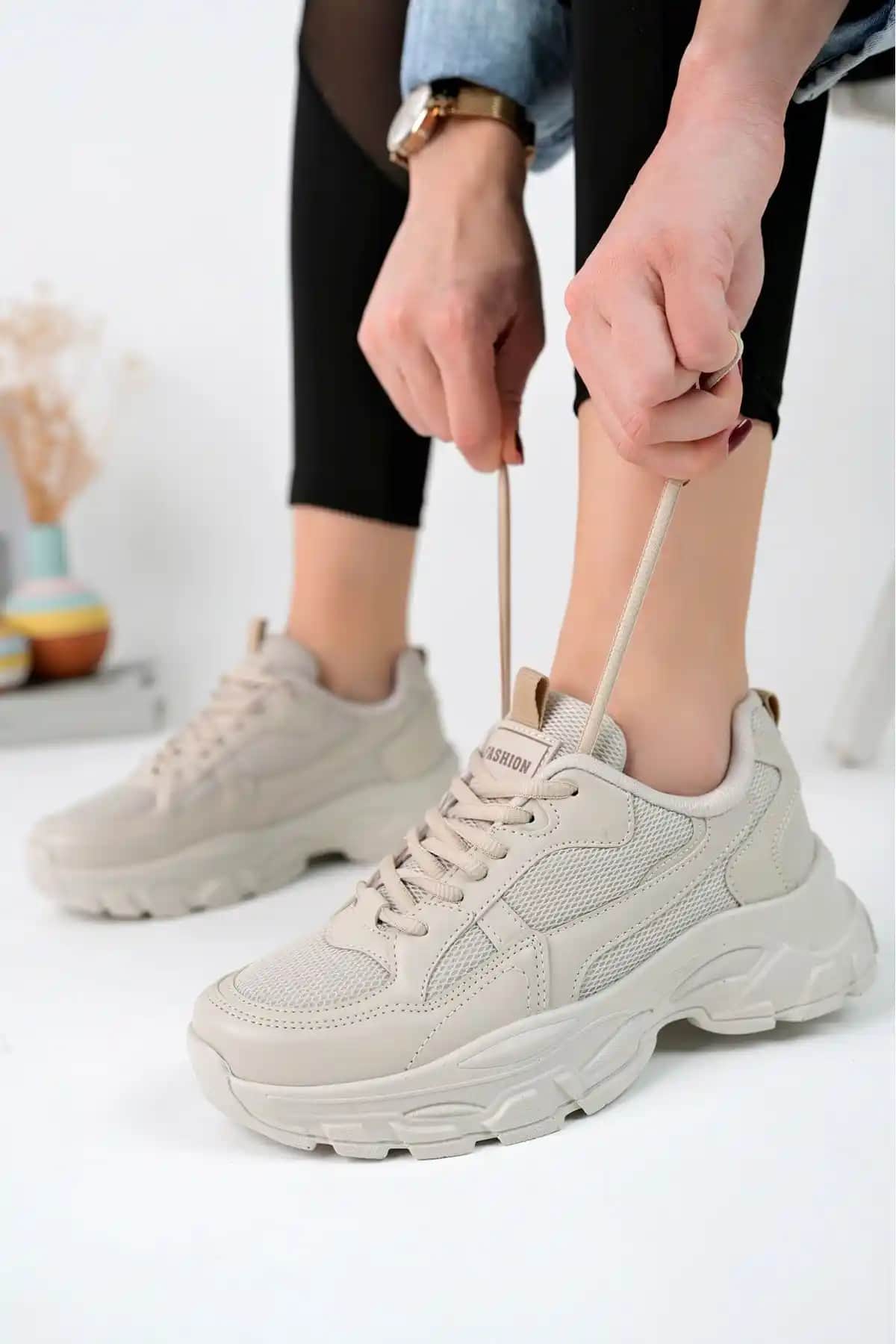 McDark Milano Bej Kadın Sneaker: Şıklık ve Konforu Bir Arada Sunan Günlük Kullanım Ayakkabısı