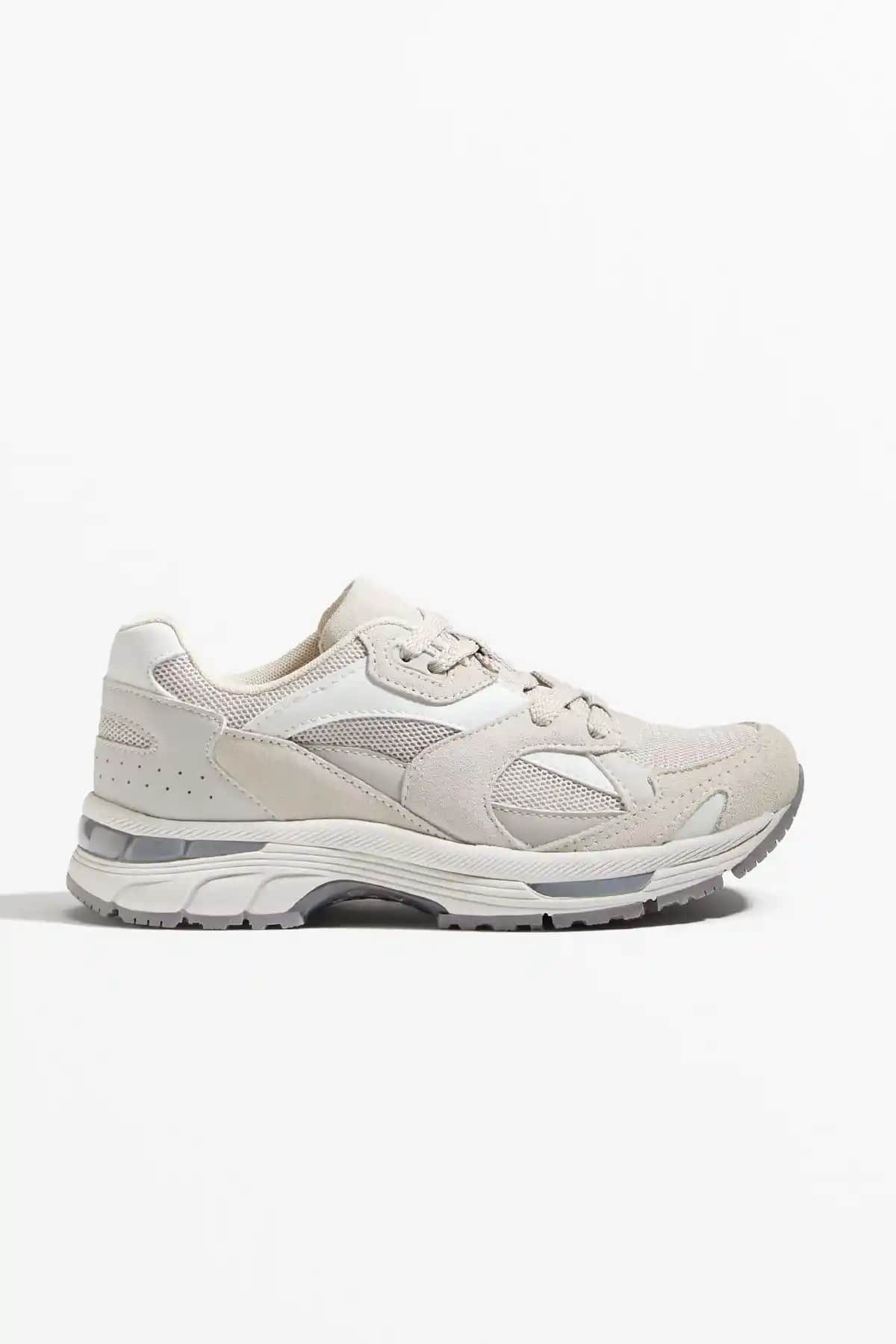 Oysho Süet Koşu Tarzı Spor Ayakkabısı: Şık ve Konforlu Günlük Kullanım için Modern Tasarım