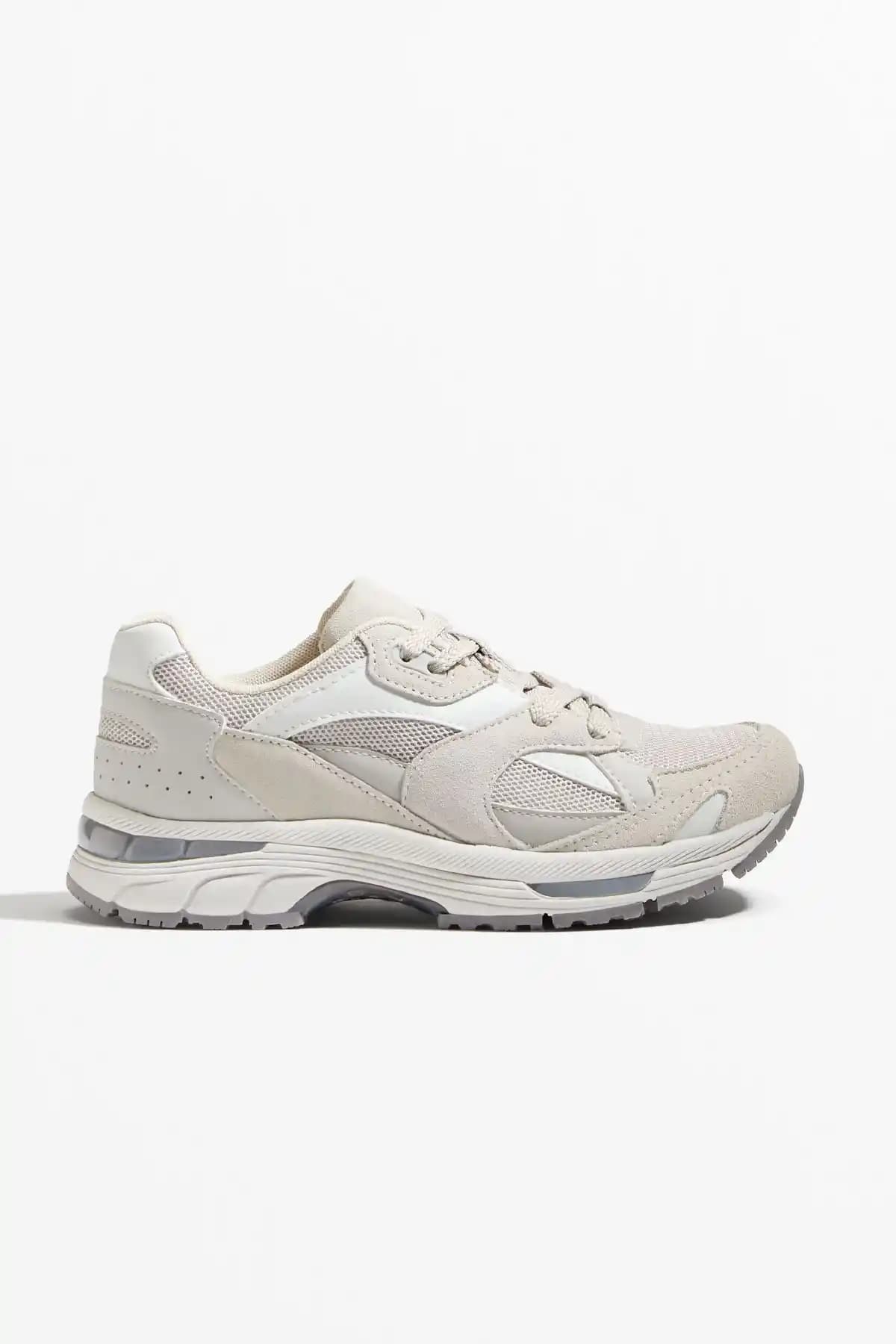 Oysho Süet Koşu Tarzı Spor Ayakkabısı: Şık ve Konforlu Günlük Kullanım için Modern Tasarım